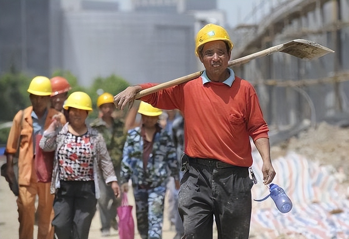 50袋水泥农民工抬上6楼要价800,要价太高了吧?可以批评他们吗?