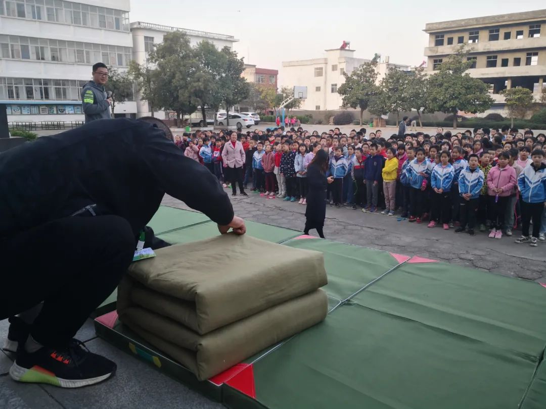 成就美好美好未来!麻城市黄土岗镇中心小学举行"叠被子"比赛