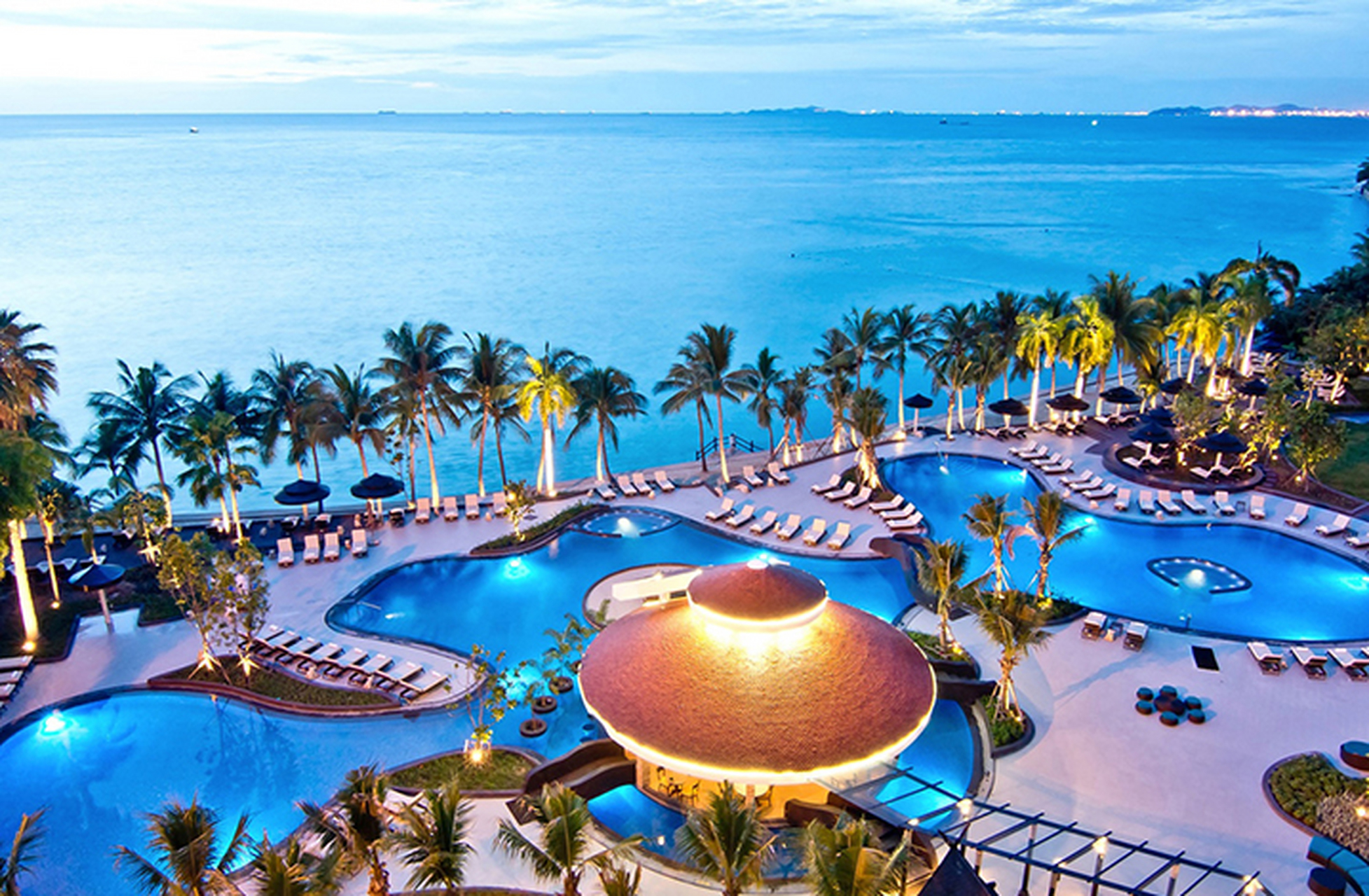 芭提雅是一个充满魅力的海滨城市,游客可以在此享受海滩,美食,文化和