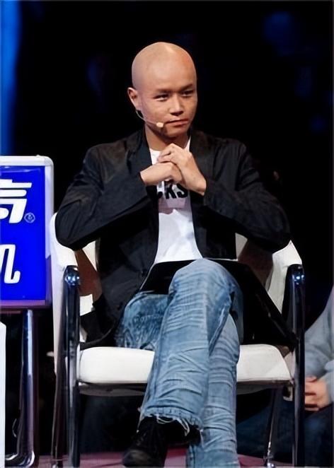 48岁主持人乐嘉现状:移居美国,喝天价矿泉水,过着豪华生活!