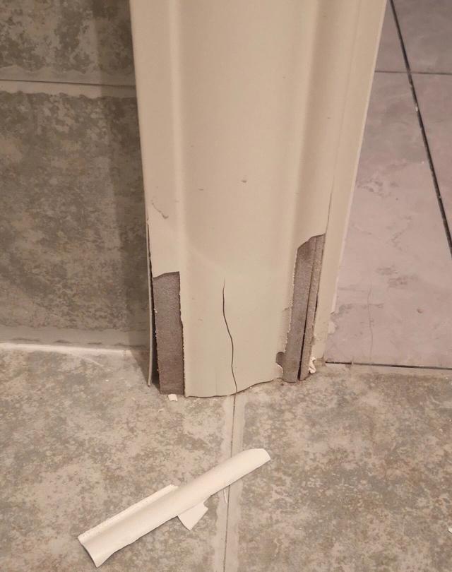 卫生间装木门,若不想门框被泡坏,别再忘切一切骑在过门石耳朵上