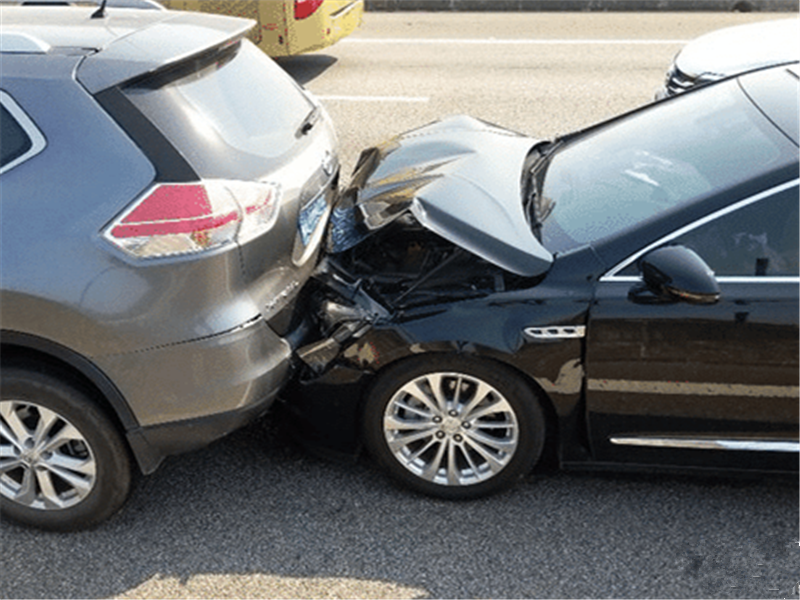 别克君越追尾日产奇骏,车损不在车主预料之内,这车果然挺牛!