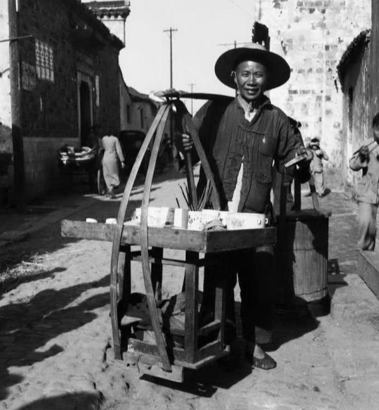 重庆汪显东:身高仅1米4,卖白糕成亿万富翁,却被妻子拿枕头捂死