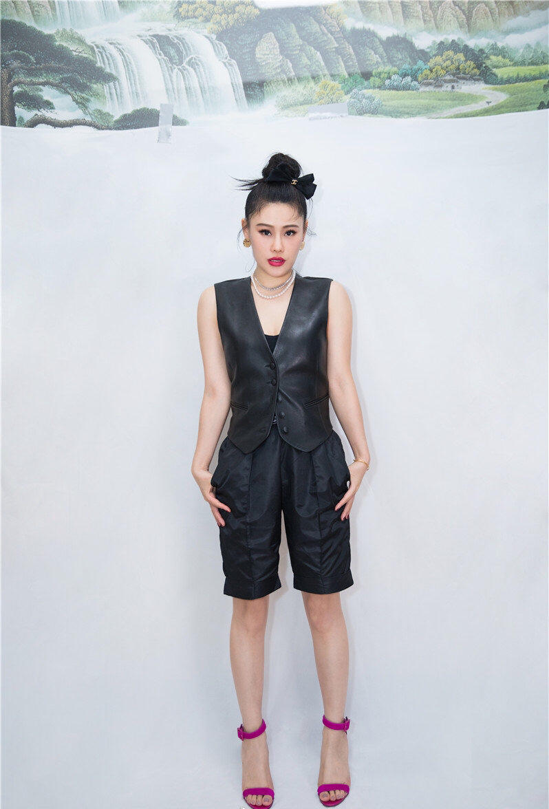 真服了袁娅维!穿黑色马甲酷炫个性,脚踩玫红色高跟鞋也不土气