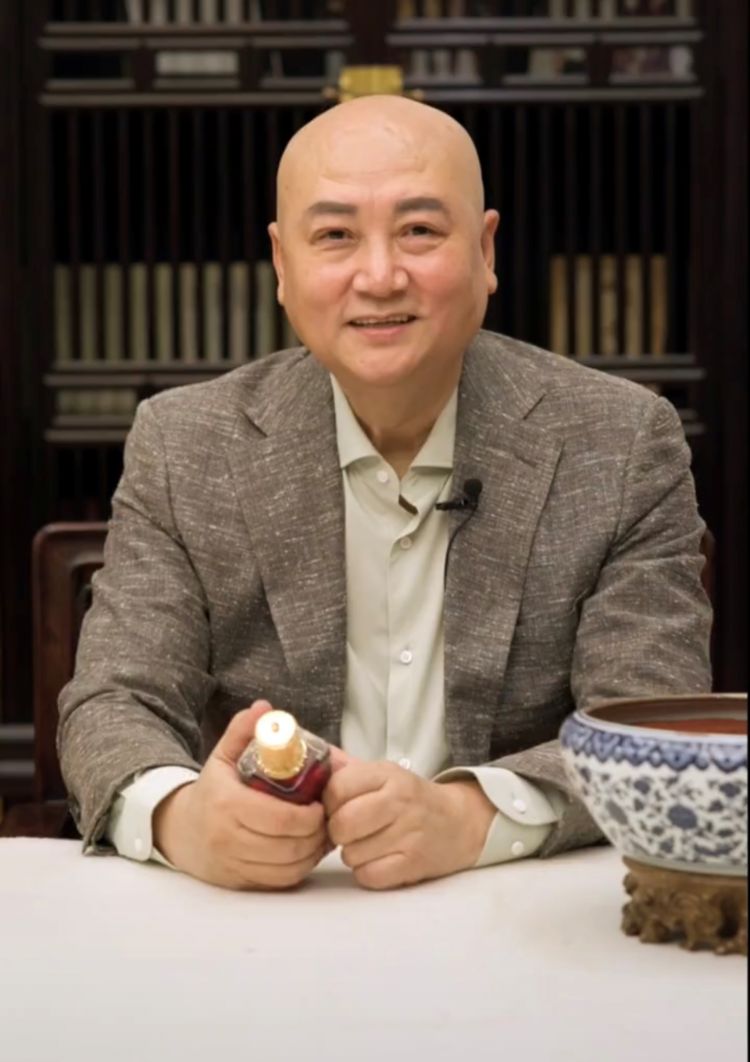 82岁老戏骨朱龙广罕曝近况,现身商演再扮如来,身形圆润精神抖擞