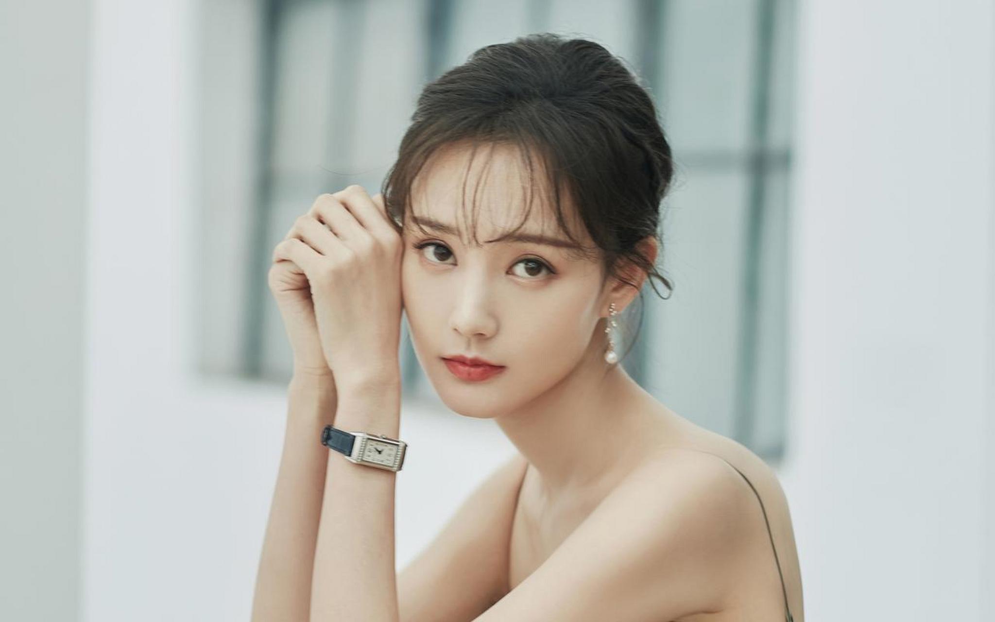 杨紫和李一桐的直播互动引发关注,李一桐透露杨紫将出席gq时尚盛典,对