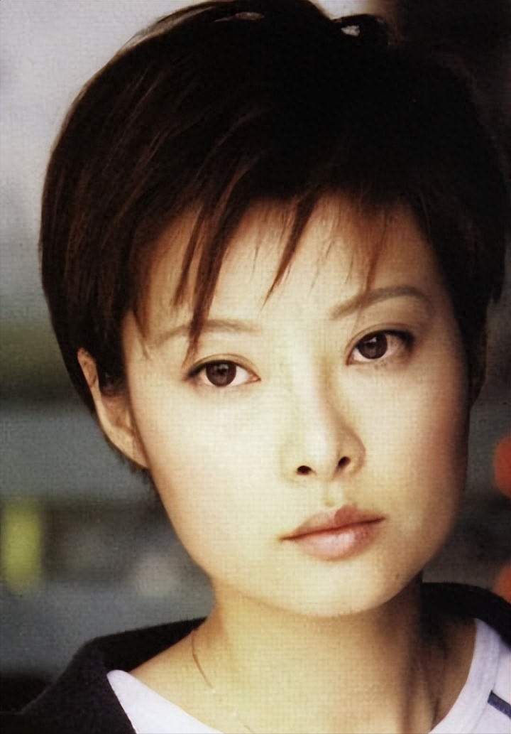 袁立固执的性格就注定了她的感情之路必然不会平坦.