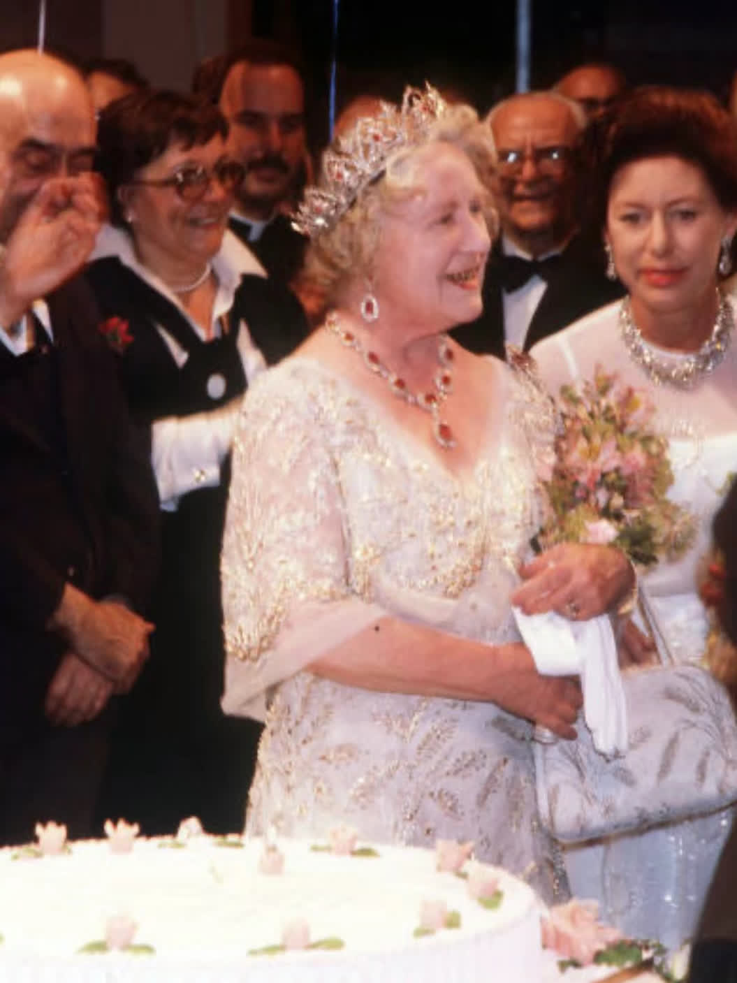 伊丽莎白王太后80岁生日:佩戴钻石王冠闪耀照人