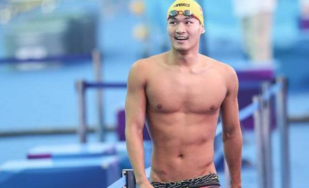 52秒87!徐嘉余预赛第一晋级,赛后秀肌肉,舆论却纷纷指责