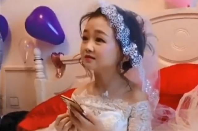 袖珍女王萍萍:30岁还是童颜,结婚被赞"金童玉女",娘含泪送别