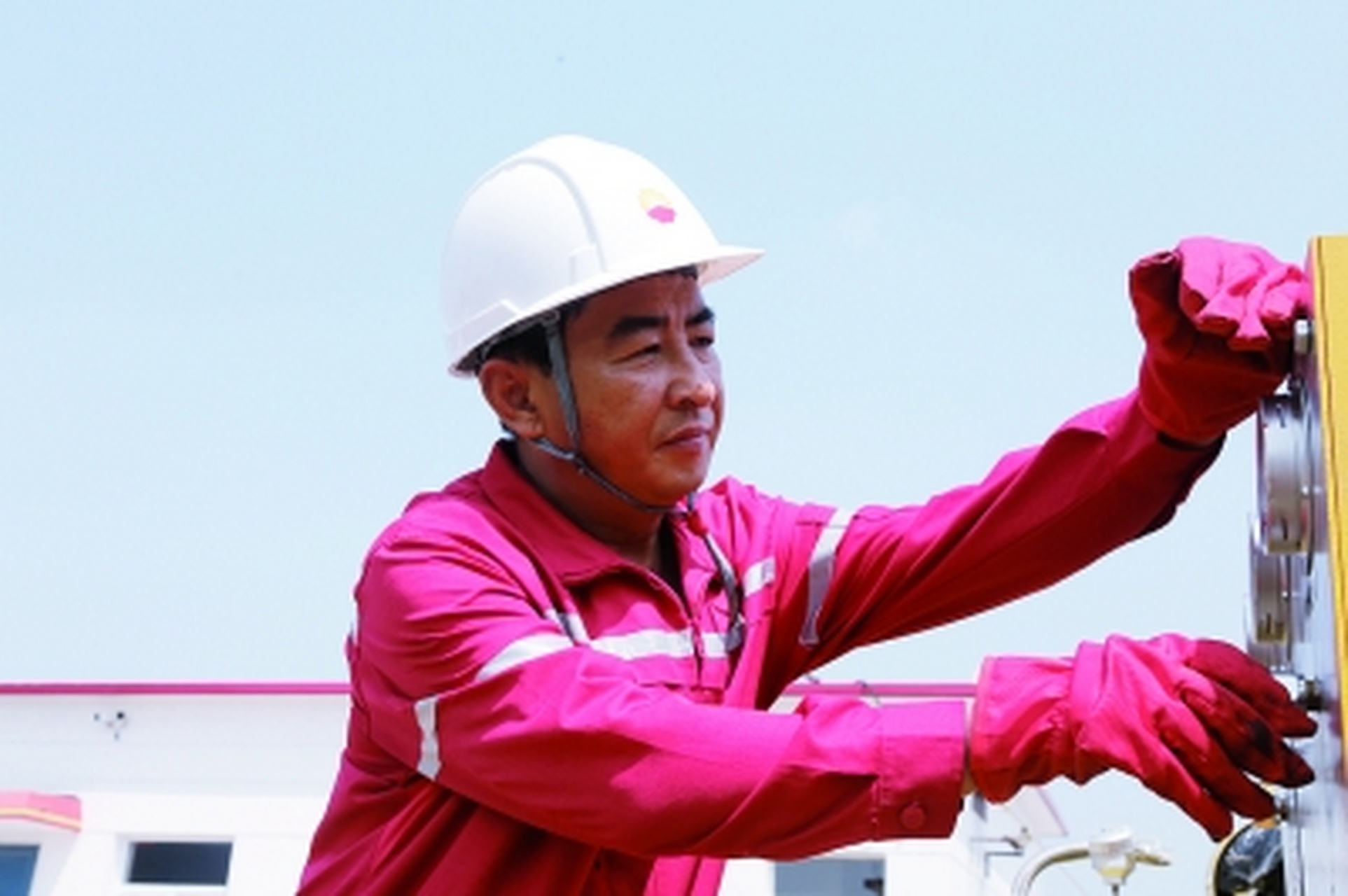 王新亚出生于1974年9月,时任华北油田采油四厂廊东作业区生产组的副