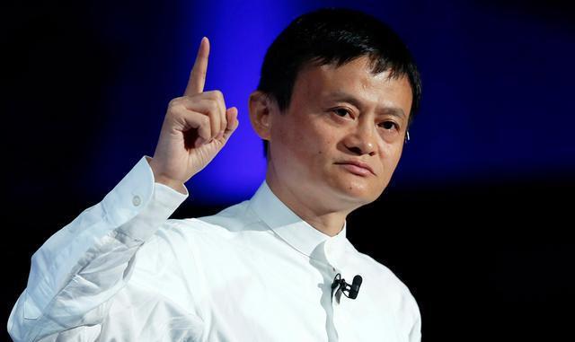 马云现身酒吧嗨玩遭围观!满脸通红开怀笑,身旁壮汉簇拥