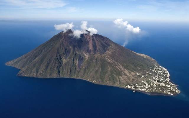 夏威夷冒纳罗亚火山和意大利斯特龙博利火山,在近日都发生了喷发