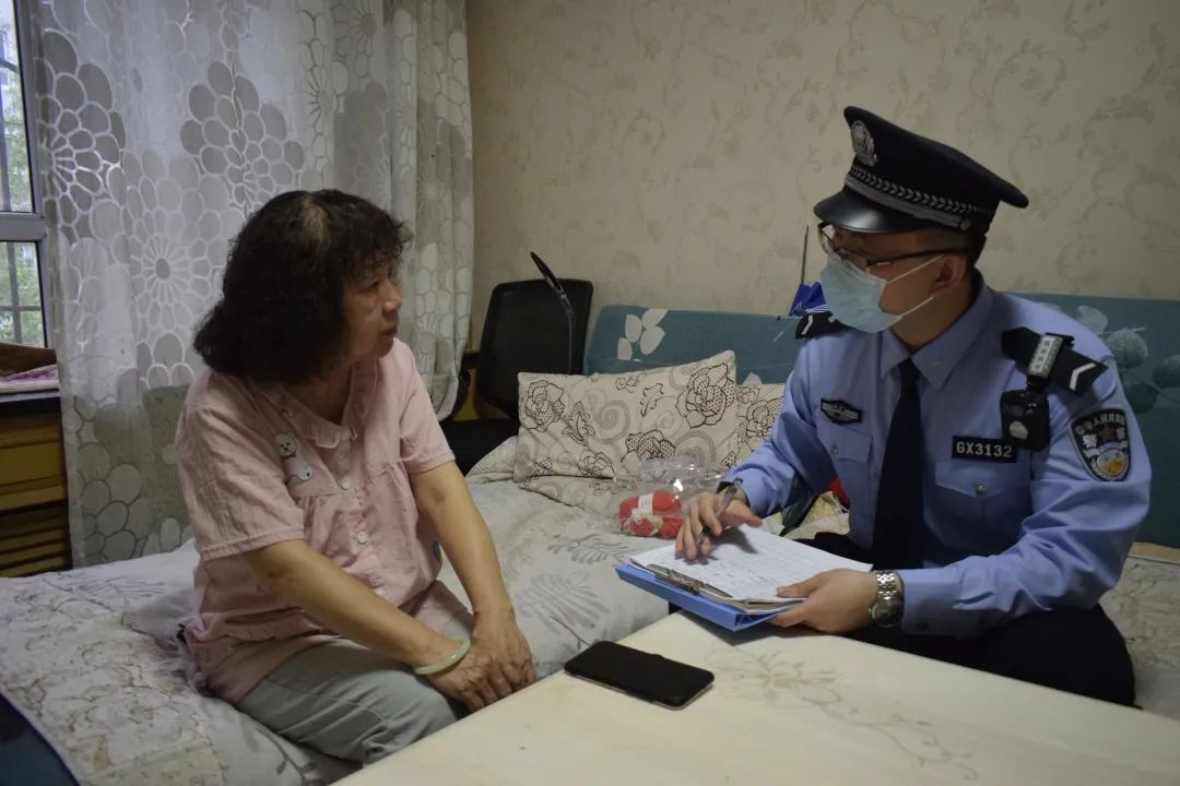 民警薛诚锟询问周女士相关细节