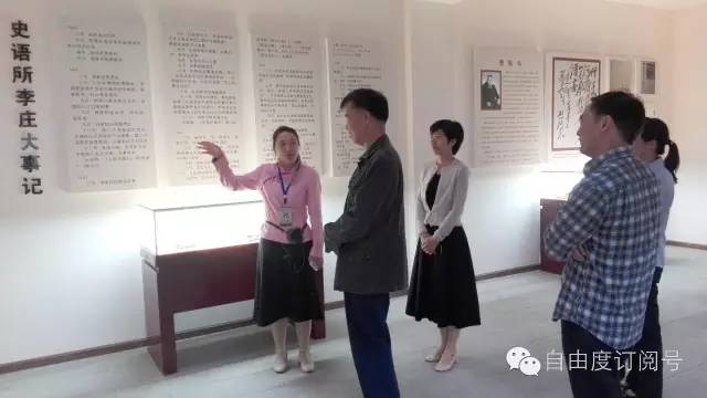 时任翠屏区宣传部长何春琳,宜宾市作家协会主席周云和陪同参观李庄