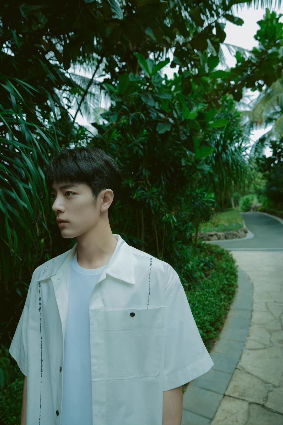 肖战海边氛围感写真,白衬衫牛仔裤好清爽