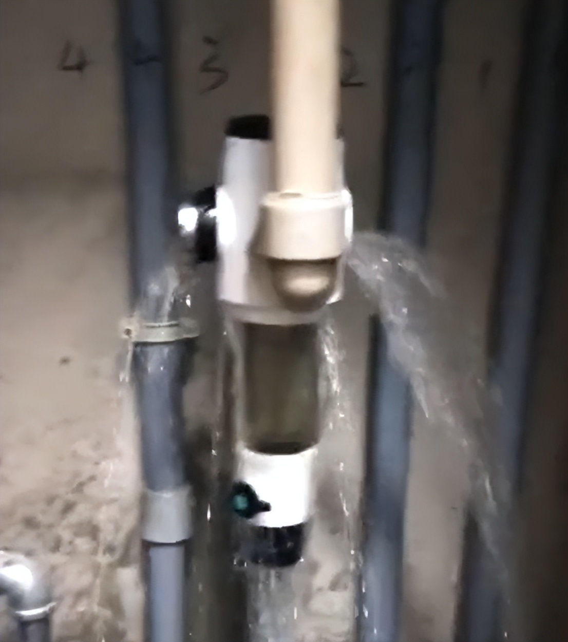 前置过滤器爆瓶,把邻居家淹了!如何选前置过滤器才更安全?