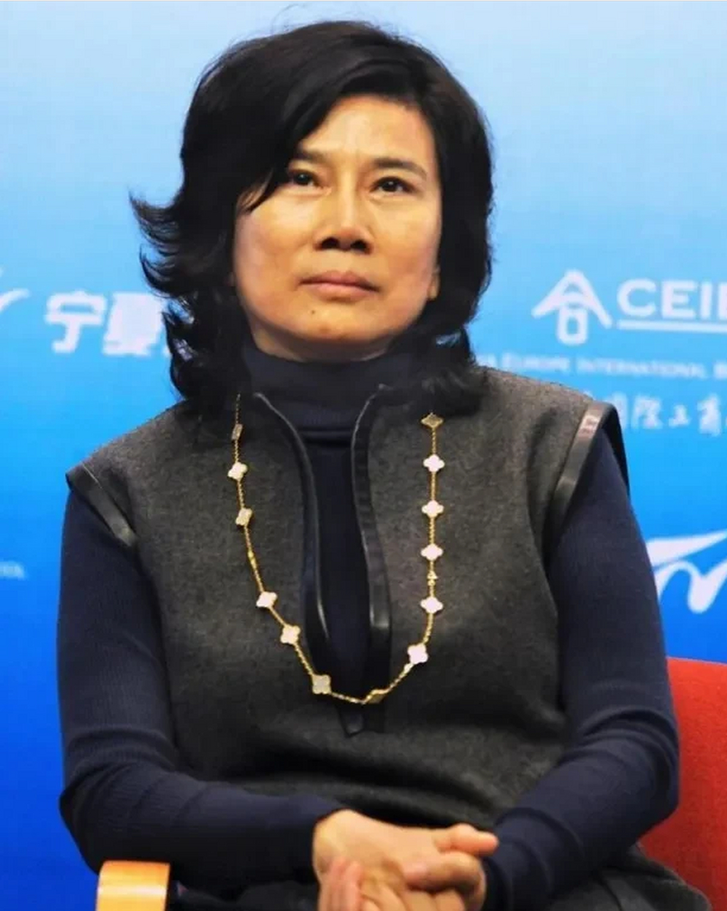 主持人杨澜到董明珠家做采访,恰逢饭点,董明珠对她说:今天就在我家吃