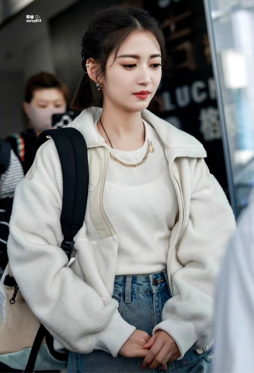 陈钰琪今日路透穿搭来啦,双马尾好清爽啊!