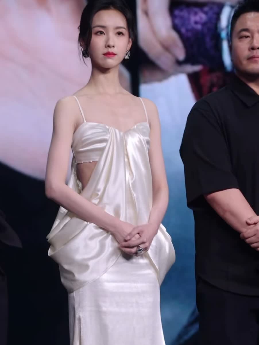 陈都灵亮相新剧发布会,穿珠光礼服展优雅身姿