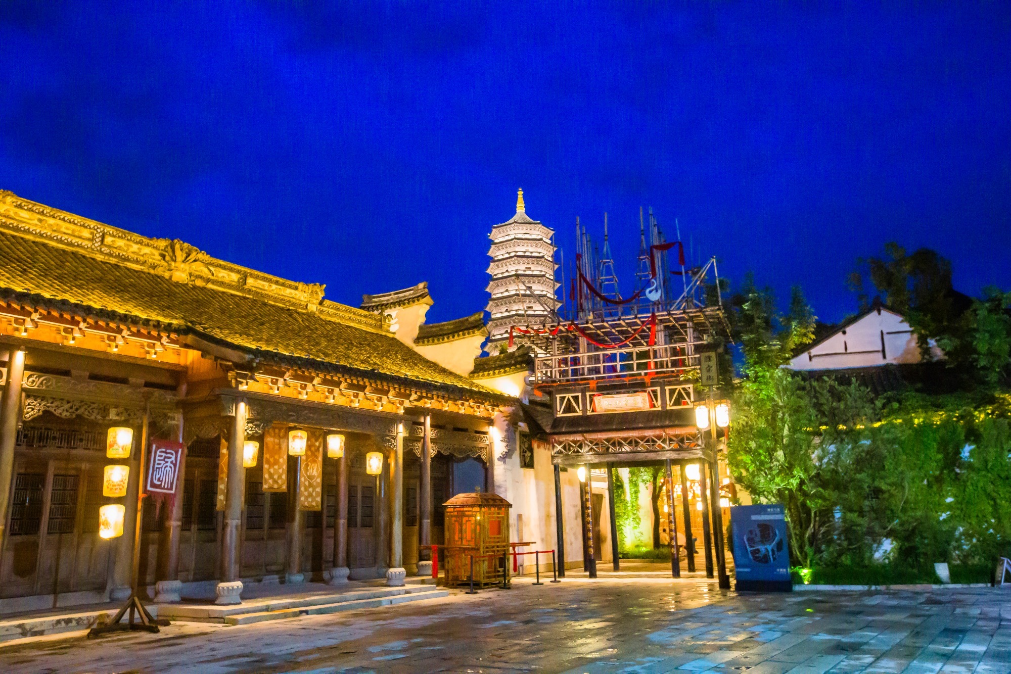 浙江嘉兴有一座濮院古镇,古朴时尚,充满宋韵文化,可媲美乌镇