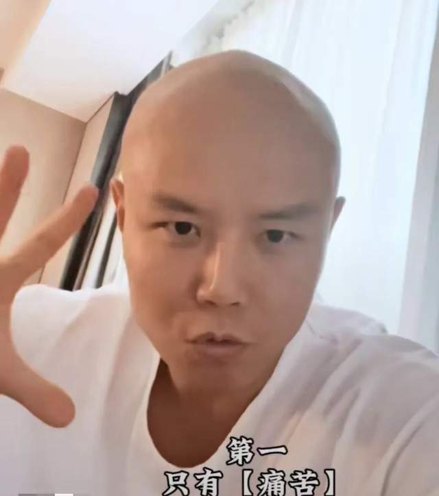 主持人乐嘉近况曝光,身穿白色t恤剃着光头,曾在节目现场耍酒疯