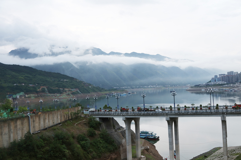 高峡平湖夏日云美物流忙