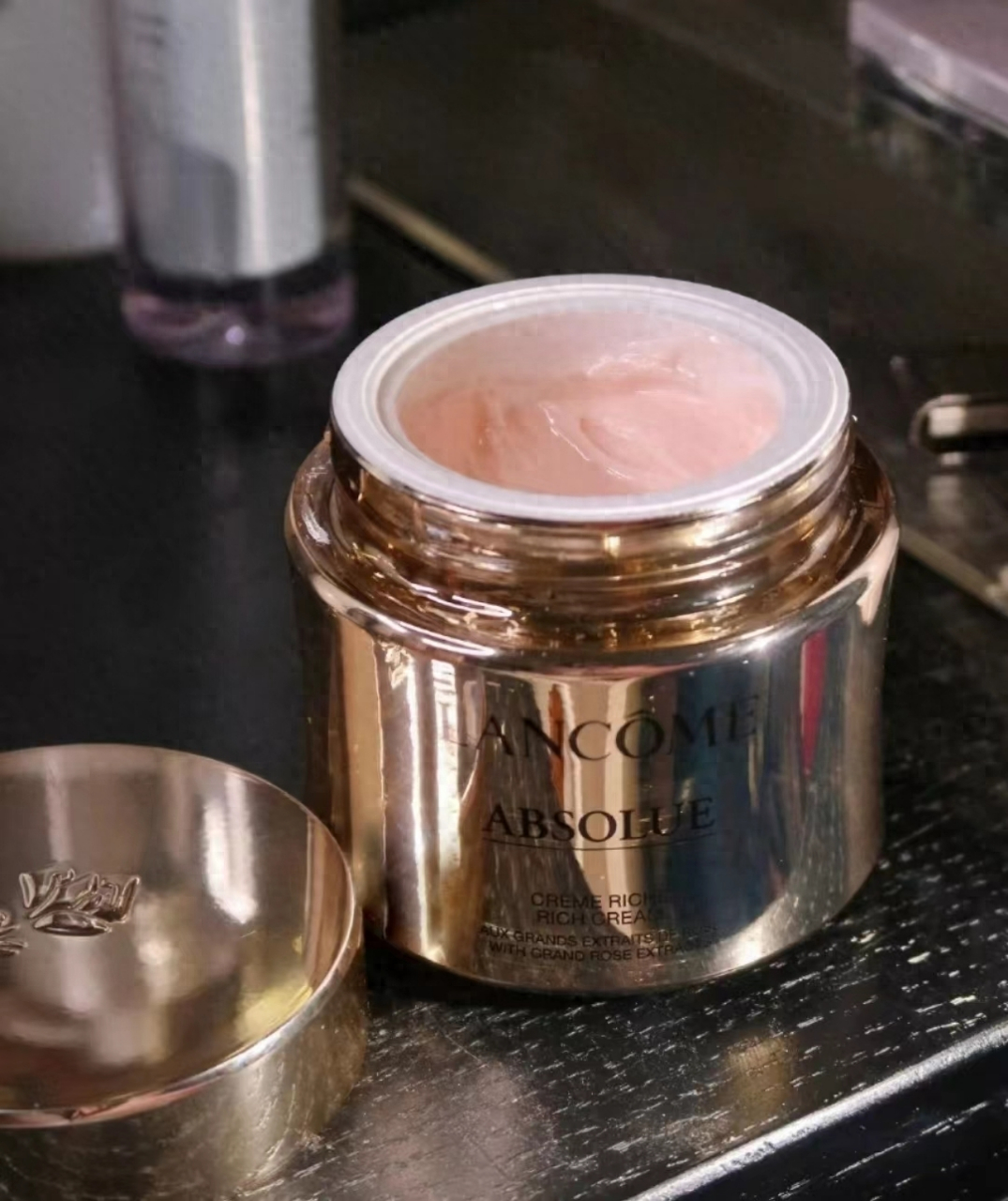 【1】兰蔻菁纯面霜  兰蔻菁纯面霜采用的是啫喱状的质地,主打的厩是