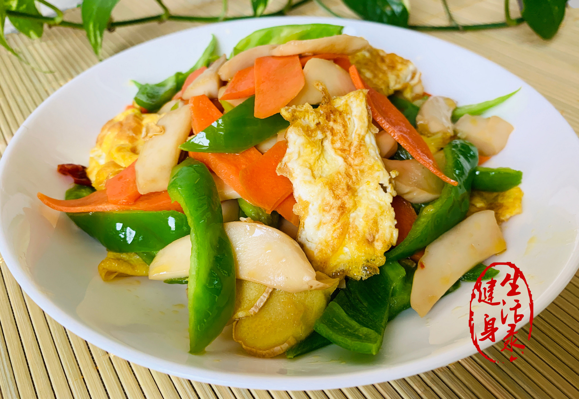 秋冬多吃杏鲍菇,搭配三种鲜艳食材,营养均衡又美味,常吃身体好