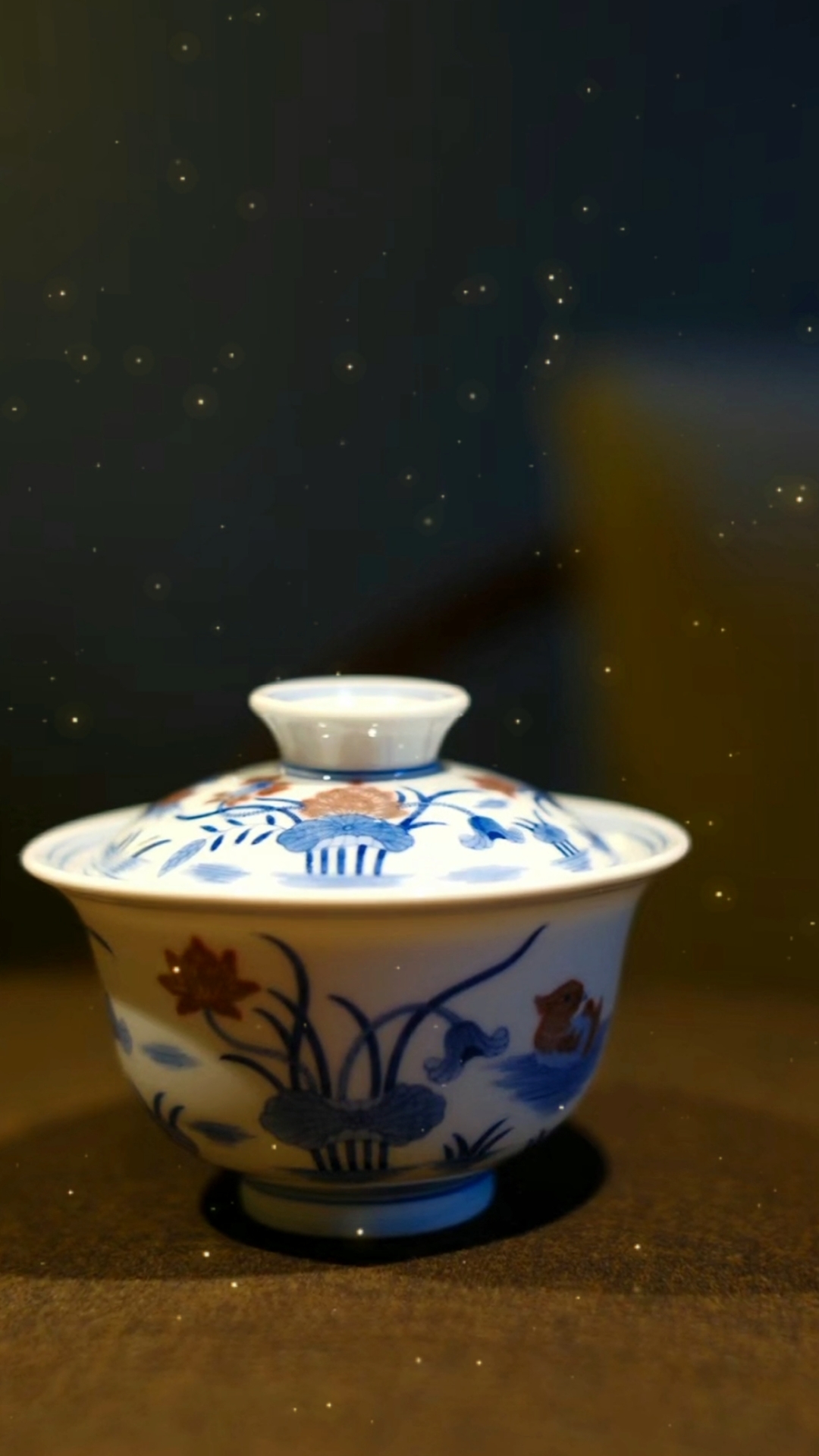 厚森窑制青花釉里红莲池鸳鸯纹盖碗