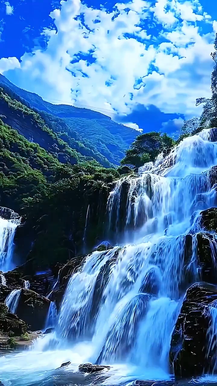 蓝天白云下,高山流水美如画,去感受大自然的花香吗?