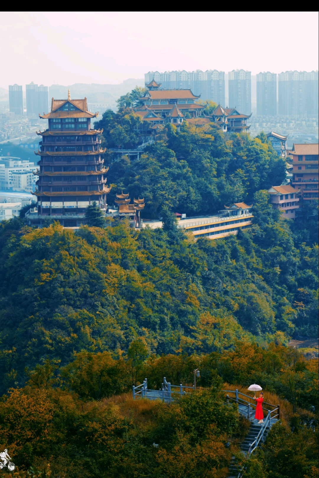 清镇市巢凤寺与青龙山相望