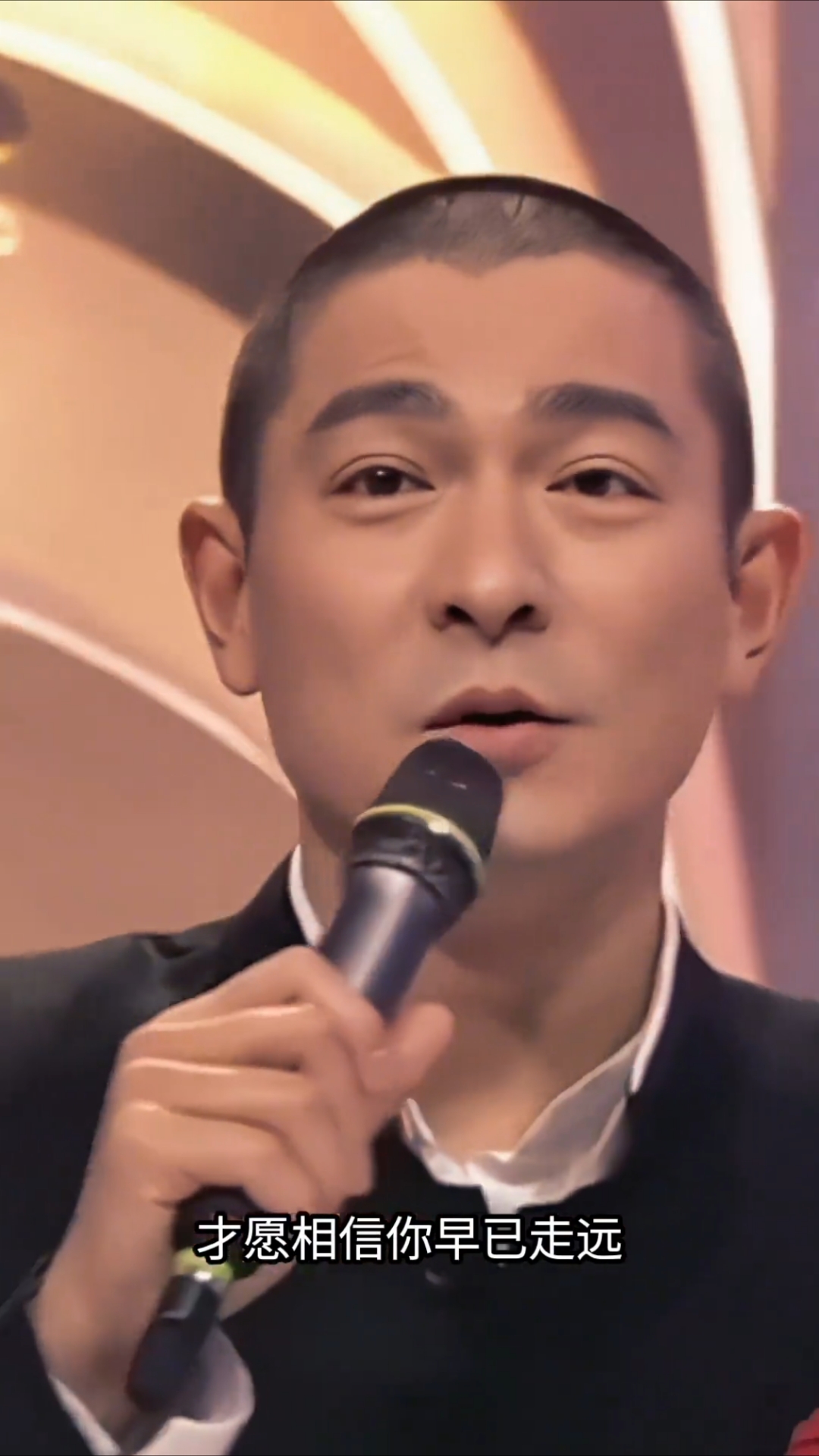 刘德华早期劲歌金曲颁奖典礼,这一幕太经典了,这是哪部电影发型