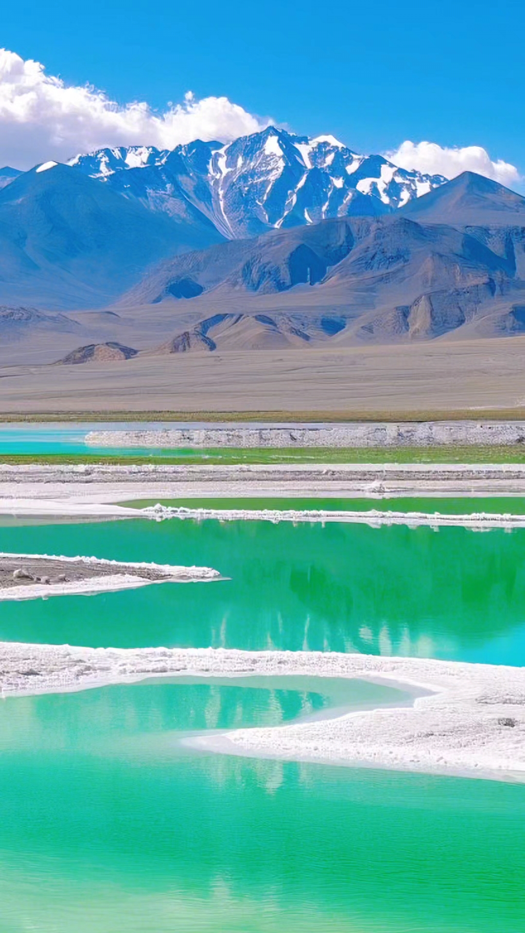大柴旦翡翠湖,湖光潋滟碧似翠,镶嵌高原之巅,尽显天地之大美