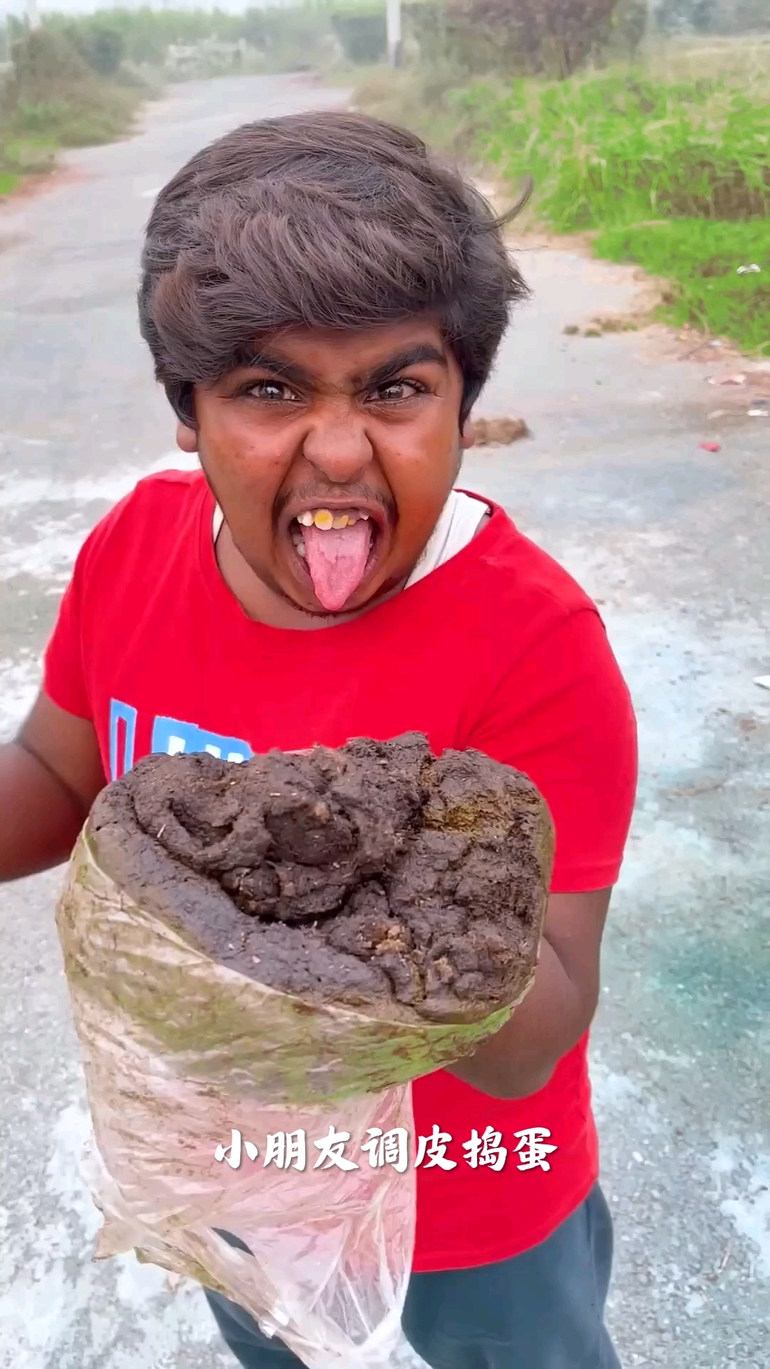 小朋友过生日把牛粪当做礼物,最后真的搞笑