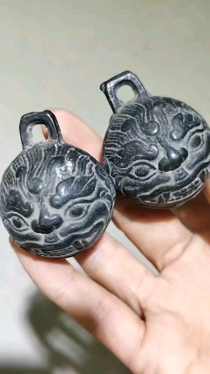 清代,兽面老铜铃两个,声音清脆,长4.8厘米,好品
