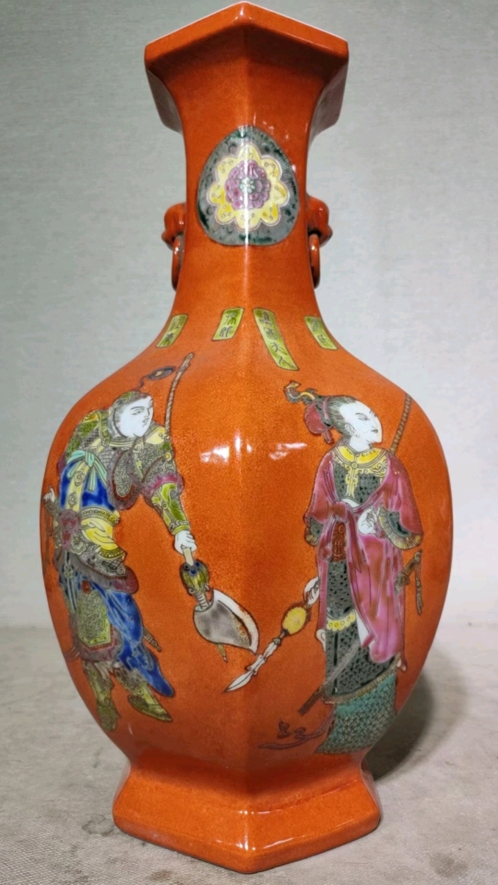 清代珊瑚红釉无双谱兽首瓶,题材特殊,带底款,全品,高37.