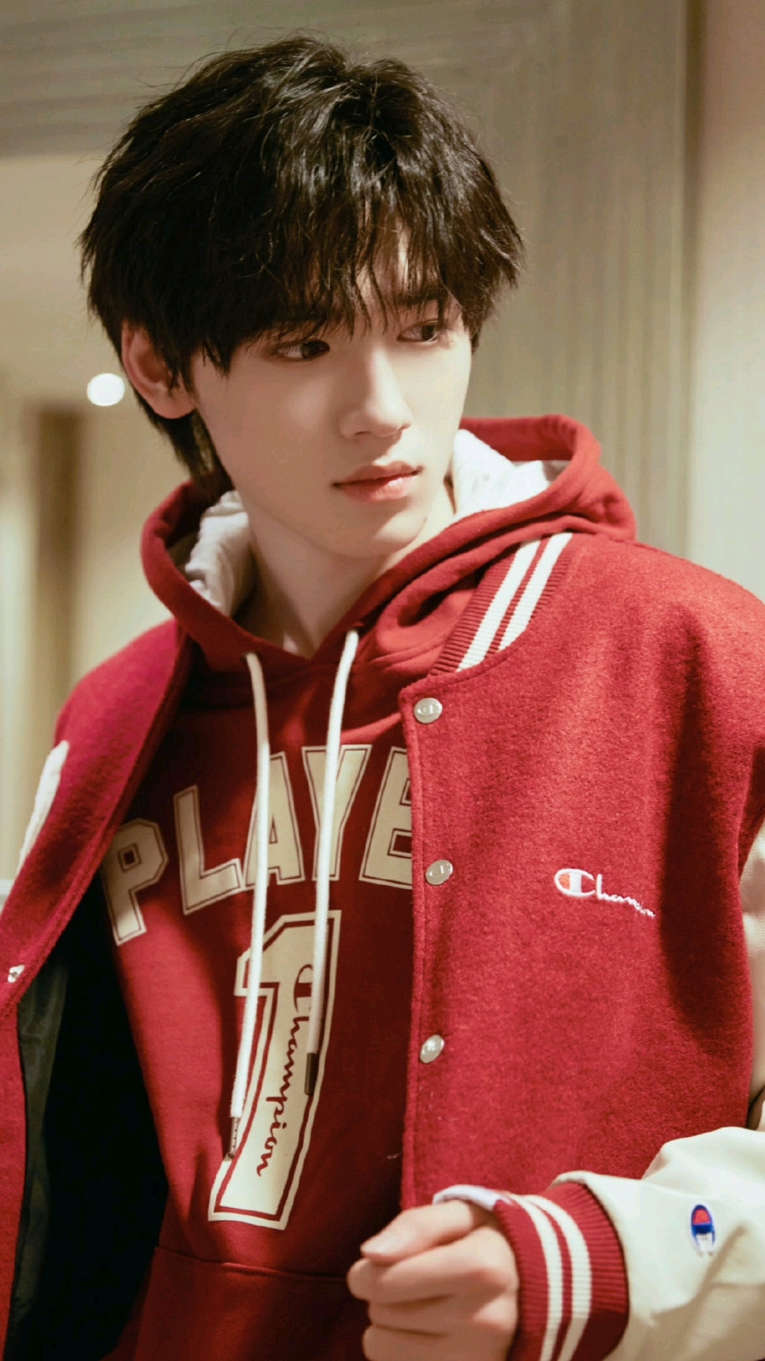 宋亚轩红色棒球服造型泡泡玛特真人版简直一模一样哈哈哈一样可爱-度