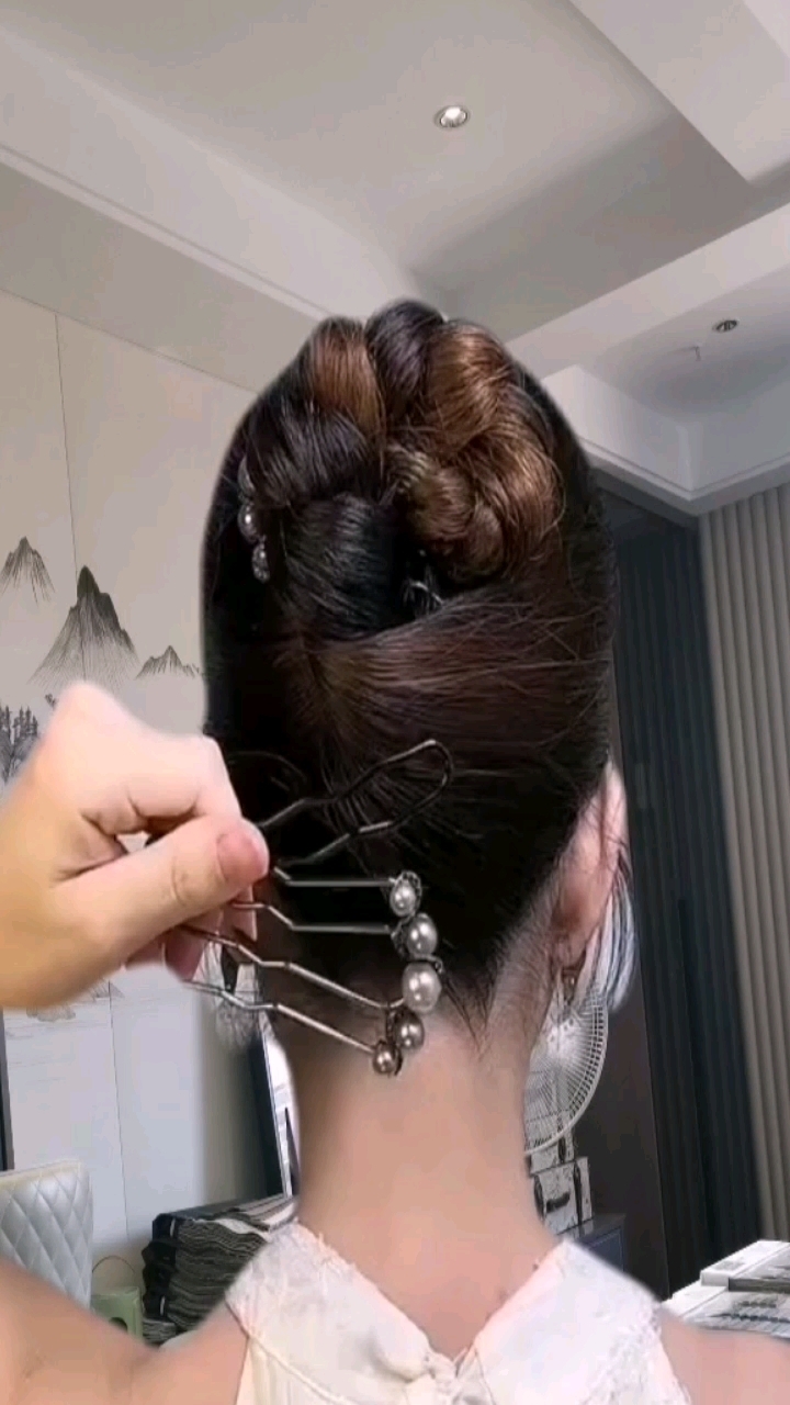 花苞丸子头发型来了
