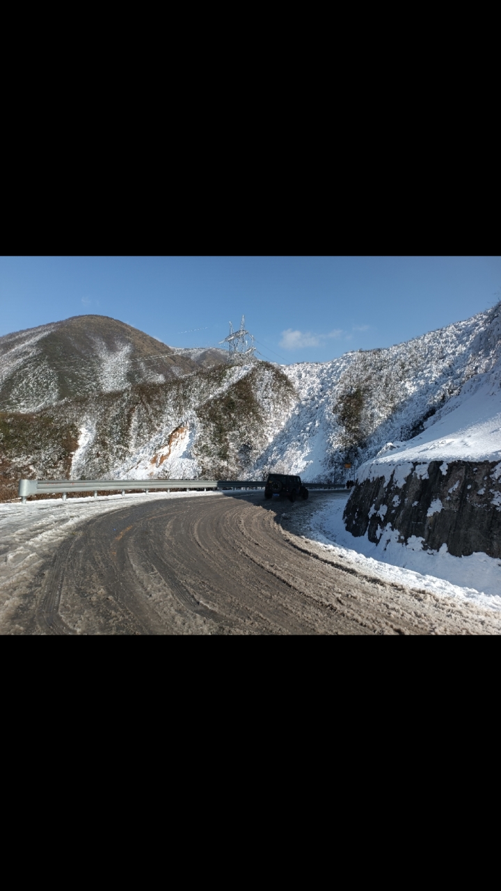 正月初七摩旅泥巴山,垭口处两公里多路面10多厘米厚的冰雪!