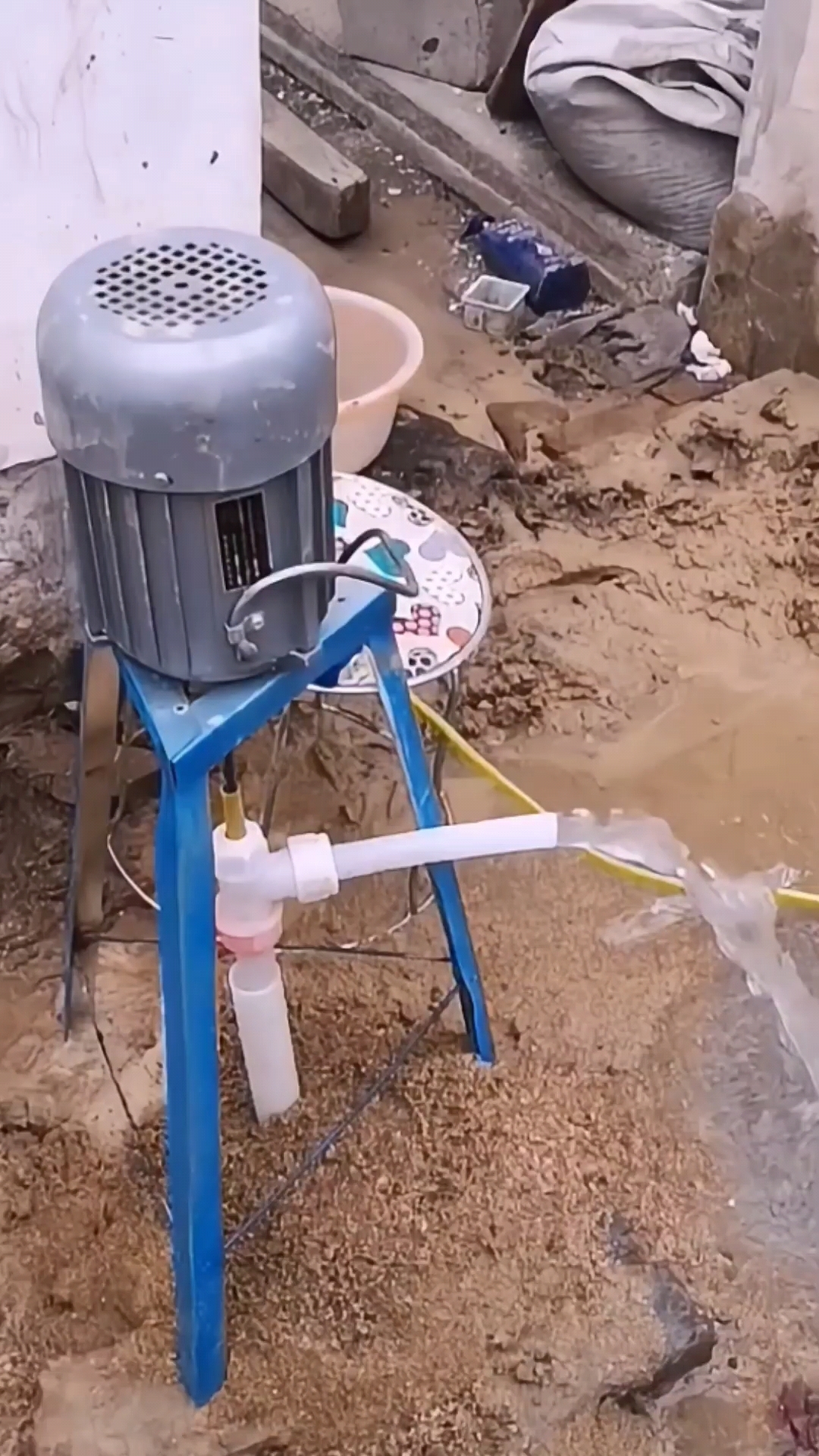 民间牛人自制抽水井