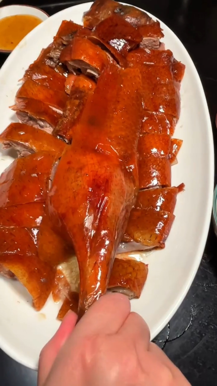 只有广东人才懂,这一口玻璃皮烧鹅的好吃程度!