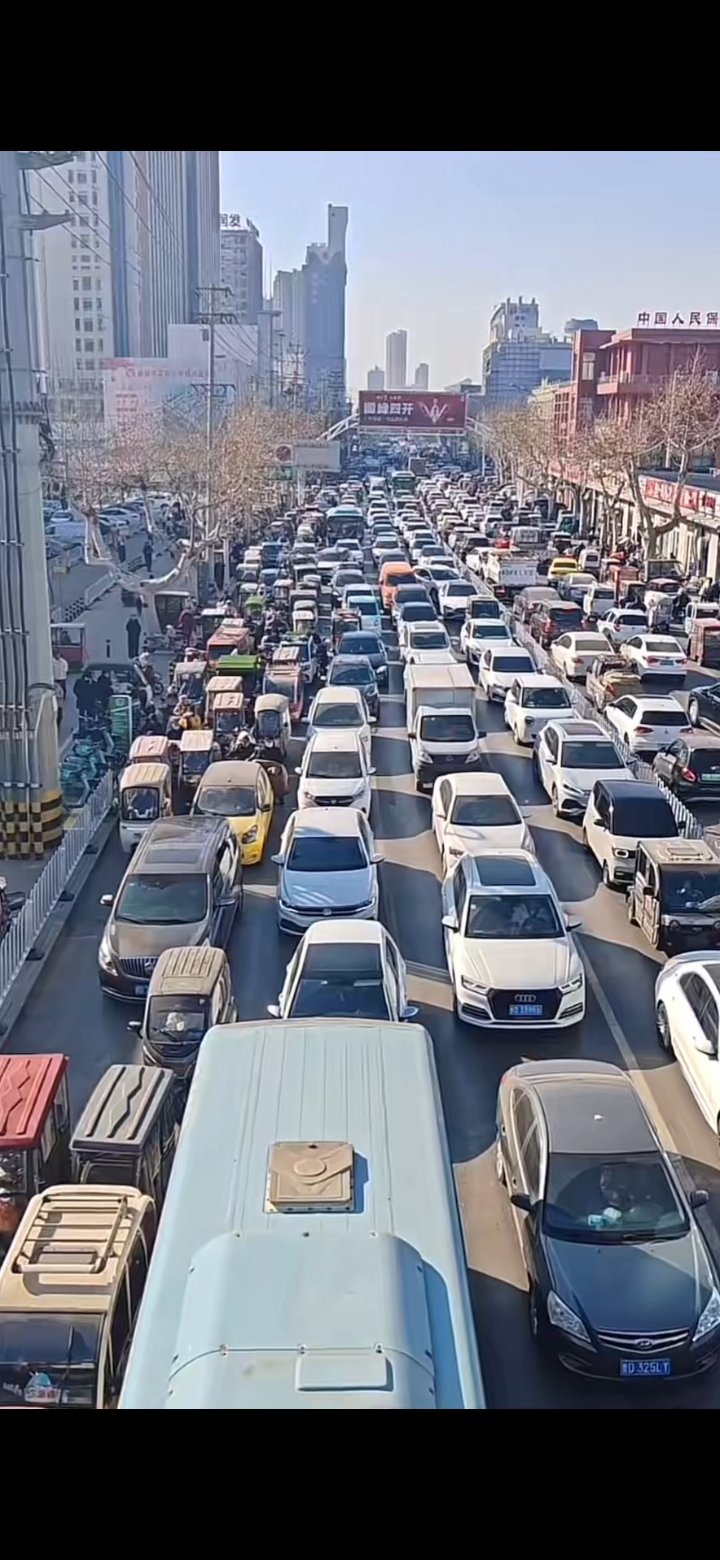 请大家小心驾驶,不开斗气车.不做路怒