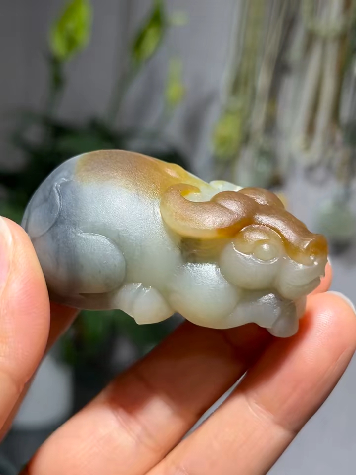 新疆和田玉若羌楼兰三色 牛手把件,寓意牛气冲天,扭转乾坤