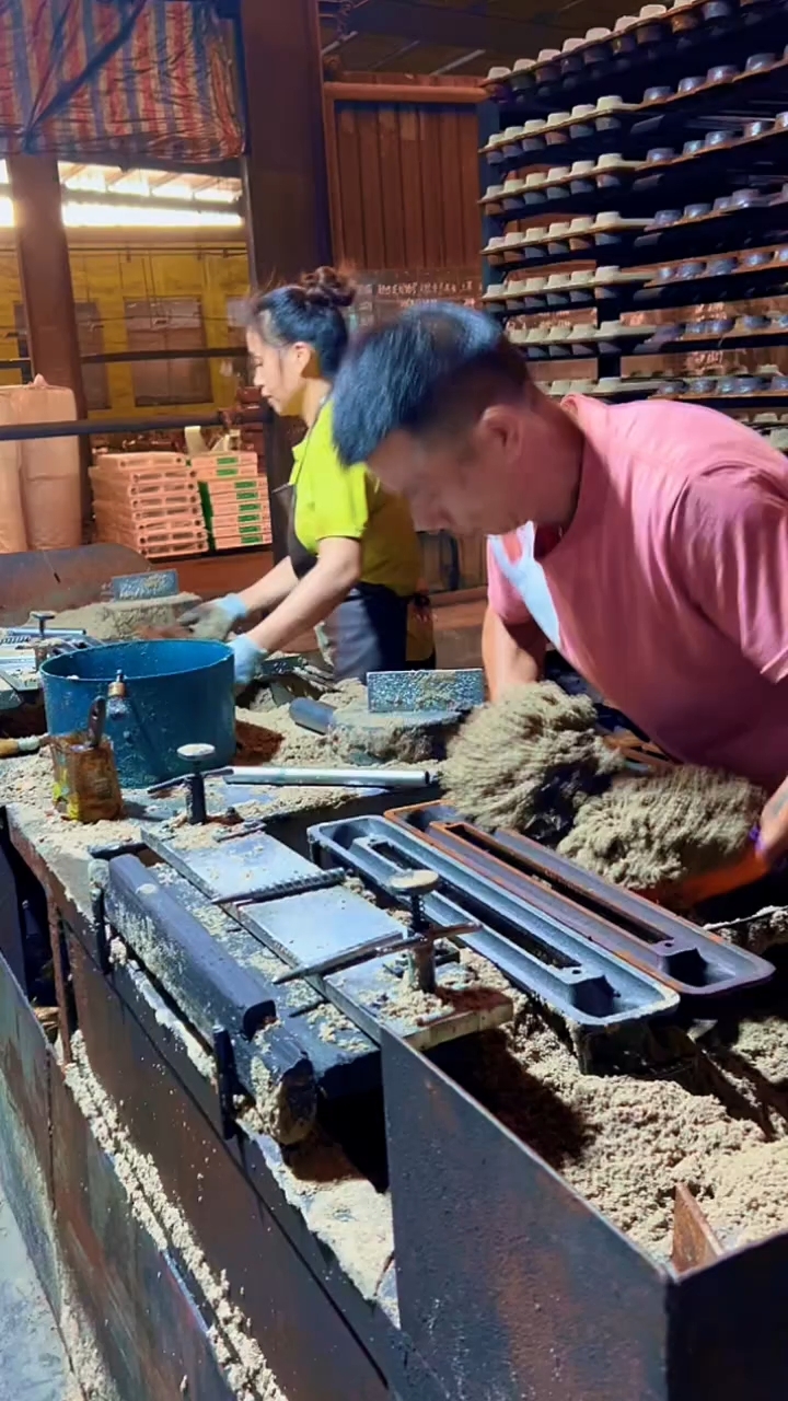 铸铁暖气片就是这样子翻砂制作出来的