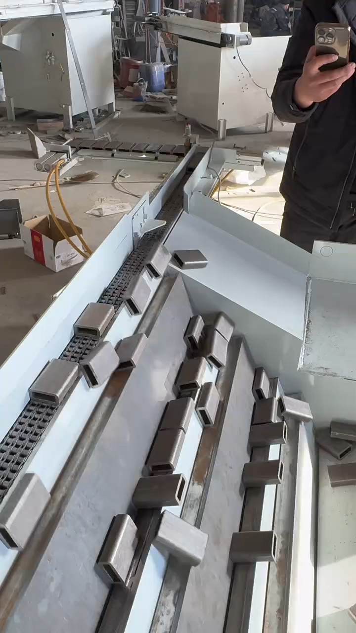 阶梯式上料装置就是如此简单快捷,人工轻松多了