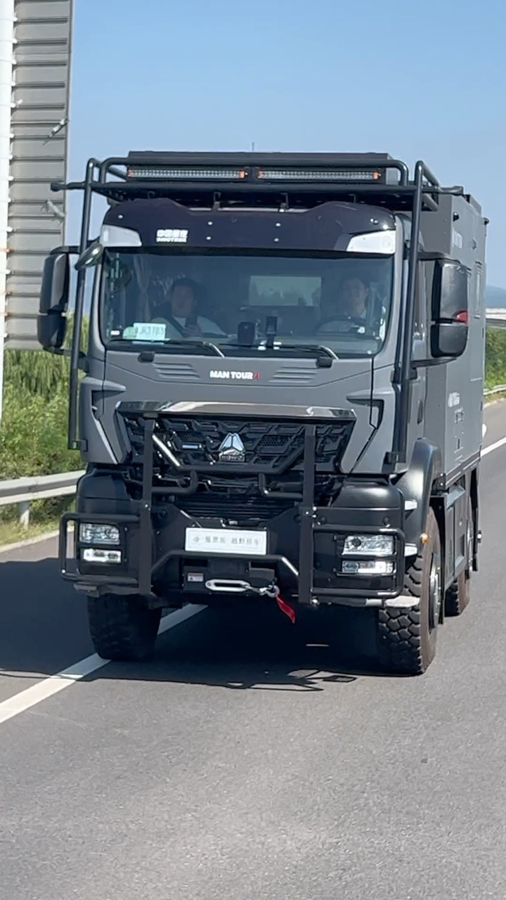 重型房车8×8旅行图片