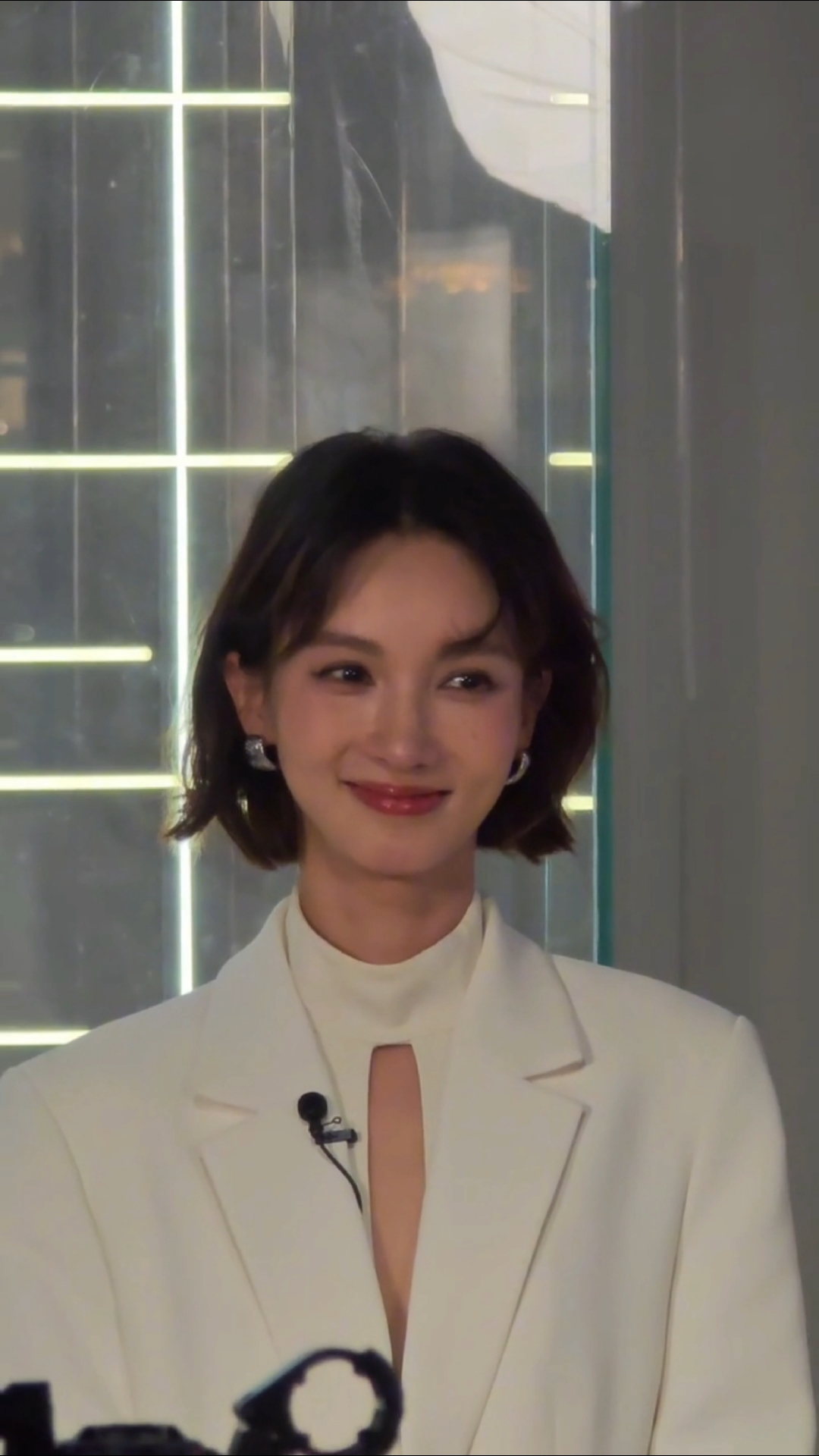 金晨变精致了,就是喜欢短发