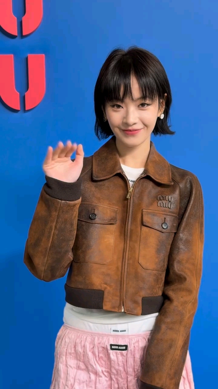 李庚希短发好灵, 但是这个裙子可以烧了