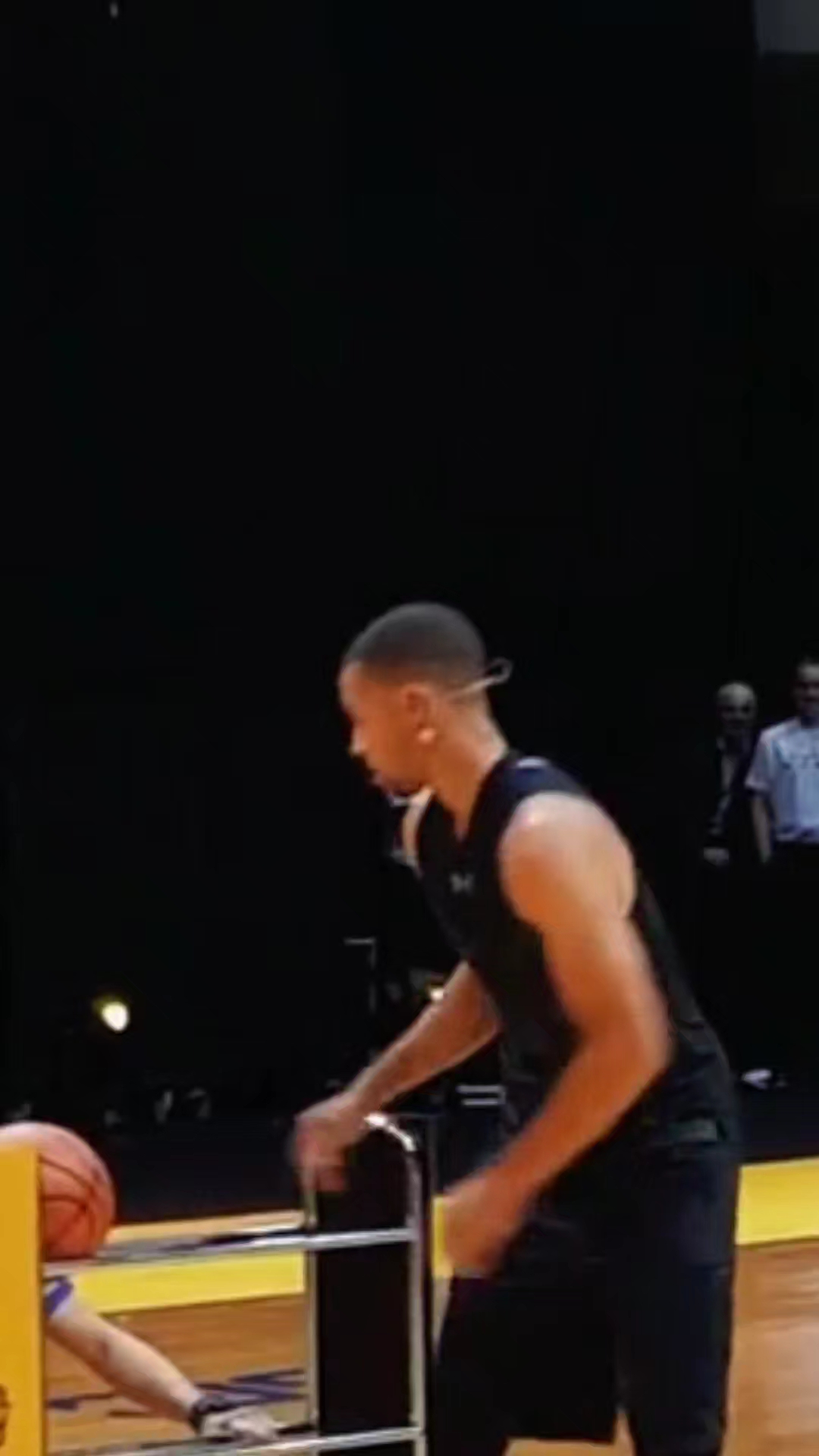 库里投篮持球手型细节:右手大拇指过篮球中线,在篮球侧上方偏后